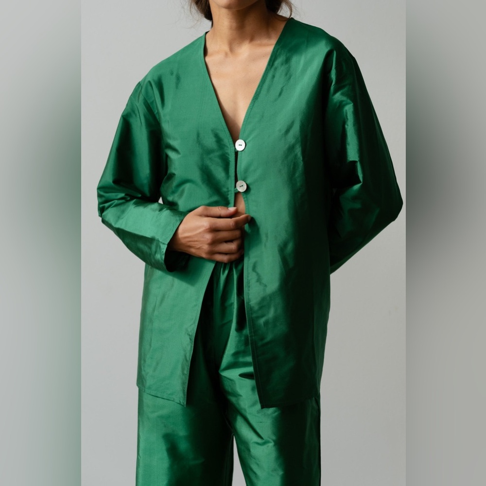 DONNI. Emerald Green Silk V-Neck Button Top - Picture 6 of 9